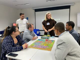 🚀 Demos início à nossa jornada de desenvolvimento profissional IBAPE-GO/Sebrae com uma oficina inspiradora sobre estratégias, conduzida pela professora Claúdia Souza. 

Durante a atividade, também foi utilizado o jogo Power Grid, que trouxe uma dinâmica prática e envolvente para uma reflexão sobre planejamento, tomada de decisão e gestão de recursos. 

⚠️ Os encontros acontecem sempre na última quinta-feira do mês, às 18h, no SEBRAE. Participe! 

#IBAPEGO #Sebrae #DesenvolvimentoProfissional #Estratégia #PowerGrid #Oficina #Capacitação #ProfissionaisQueTransformam